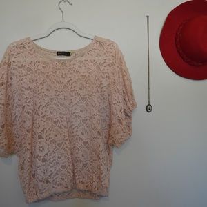 ✨FREE WITH PURCHASE✨EUC Light Pink Lace Top